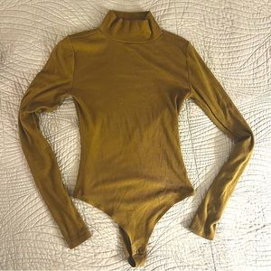 Ribbed green turtle neck long sleeve body suit
